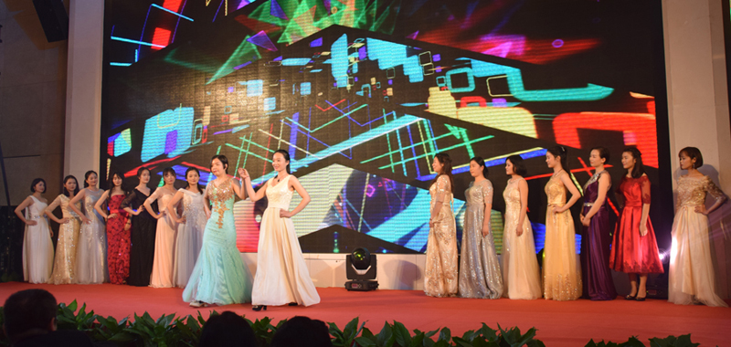 平臺客服中心美女的《禮服秀》 平臺客服中心美女的《禮服秀》